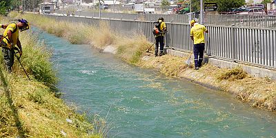 TARSUS BELEDİYESİ’NDEN HAL YOLU VE ANA CADDELERDE TİTİZ TEMİZLİK