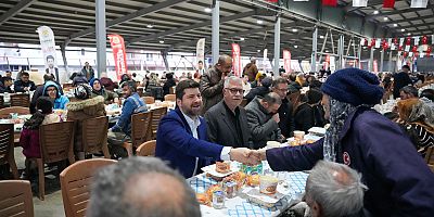 TARSUS’TA RAMAZAN COŞKUSU: YÜZLERCE KİŞİ AYNI SOFRADA