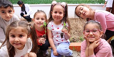 TOROSLAR BELEDİYESİ ÇOCUKLARA BİNLERCE FİDE DAĞITTI