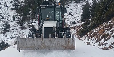TOROSLAR BELEDİYESİ, İLÇENİN YÜKSEK KESİMLERİNDE KARLA KAPANAN YOLLARI AÇIYOR