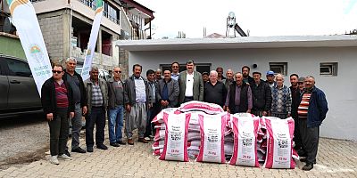 TOROSLAR BELEDİYESİNDEN ÇİFTÇİLERE KORUNGA TOHUMU DESTEĞİ