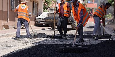 TOROSLAR’DA ASFALT BAKIM VE YENİLEME ÇALIŞMALARI HIZ KESMİYOR