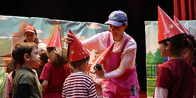 TOROSLAR’DA ÇOCUKLARA“TEKNOLOJİ BAĞIMLILIĞI” TİYATROYLA ANLATILDI