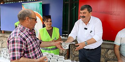 TOROSLAR’DA GELENEKSEL AŞURE İKRAMI YOĞUN İLGİ GÖRDÜ