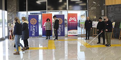 VATANDAŞLAR BEYAZ BASTONLA GÖZLERİ KAPALI YÜRÜDÜ