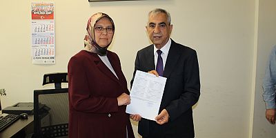 Veysel Sarı, mazbatasını alkışlar eşliğinde teslim aldı