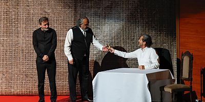 Yenişehir Belediyesi “Akif” oyununu öğrencilerle buluşturdu