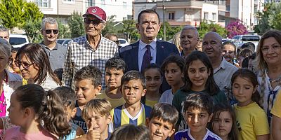 Yenişehir Belediyesi çocuklar için mahallelerde  halı saha açmaya devam ediyor