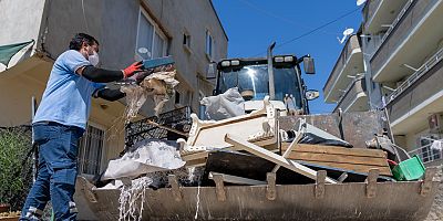Yenişehir Belediyesi “çöp ev” niteliğindeki meskenden bir kamyon çöp çıkardı