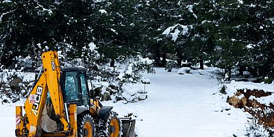 Yenişehir Belediyesinden kar temizleme ve yol açma çalışması