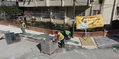 YEŞİLYURT MAHALLESİ’NDE KALDIRIMLAR YENİLENİYOR