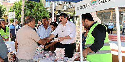 YILDIZ, VATANDAŞLARA AŞURE İKRAM ETTİ   