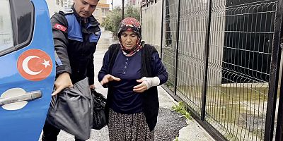 ZABITA EKİPLERİ SEL UYARISINDA VATANDAŞIN YARDIMINA KOŞTU