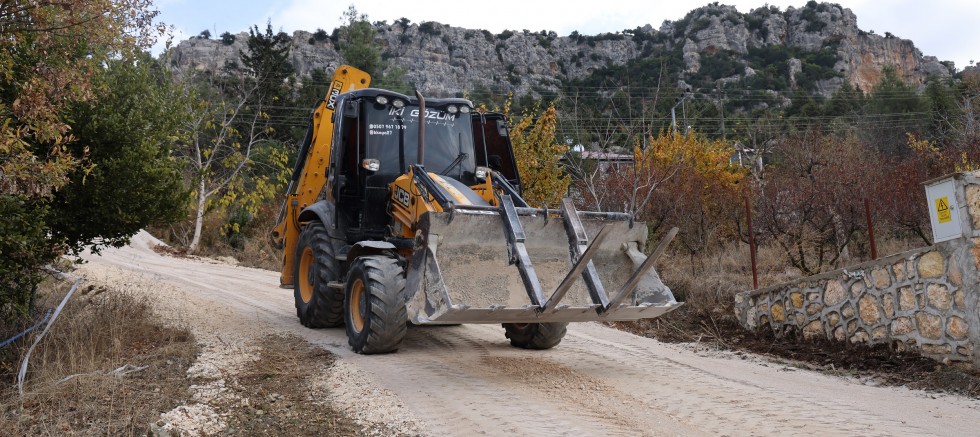 TOROSLAR BELEDİYESİ KIRSAL MAHALLELERDE YOLLARI YENİLİYOR
