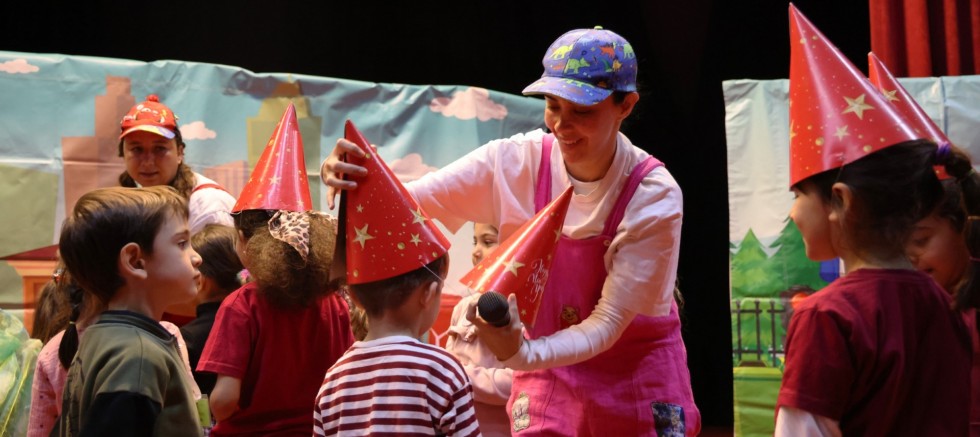 TOROSLAR’DA ÇOCUKLARA“TEKNOLOJİ BAĞIMLILIĞI” TİYATROYLA ANLATILDI