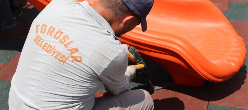 TOROSLAR’DA PARKLAR YENİLENİYOR