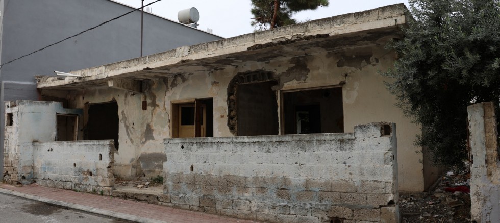 TOROSLAR’DA TEHLİKE OLUŞTURAN METRUK BİNALAR YIKILIYOR