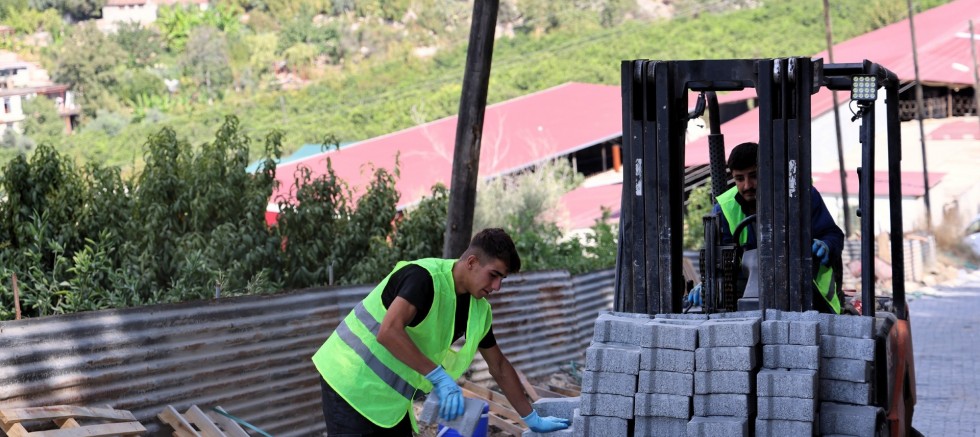 TOROSLAR’DA YOLLAR YENİLENİYOR, ULAŞIM RAHATLIYOR