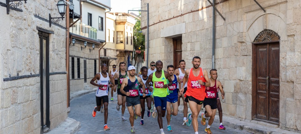 ‘ULUSLARARASI TARSUS YARI MARATONU’ HEYECANI MERSİN’İ SARDI
