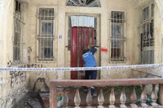 YANGINDA ZARAR GÖREN TARİHİ MERSİN EVİNİN ÇATISI TEMİZLENDİ